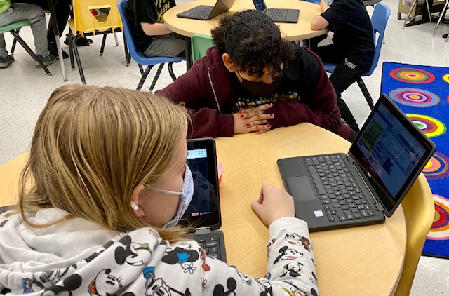KRESLibrary's tweet image. Kinry Cougars🐾 completed Coding with Poetry today for #HourofCode2021. Students collaborated and got to be creative! 💻 #wcsdlibs #ComputerScienceEducation @codeorg @ajgerson @ASchout10 @ktroars @WCSDEmpowers