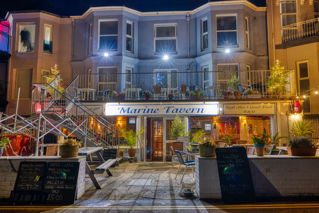 Tonight's Christmas display is courtesy of <a href="/MarineTavern/">MarineTavernDawlish</a>
#christmaswindows #christmaswindowdisplay #christmasdisplay #christmasdawlish #christmasindawlish