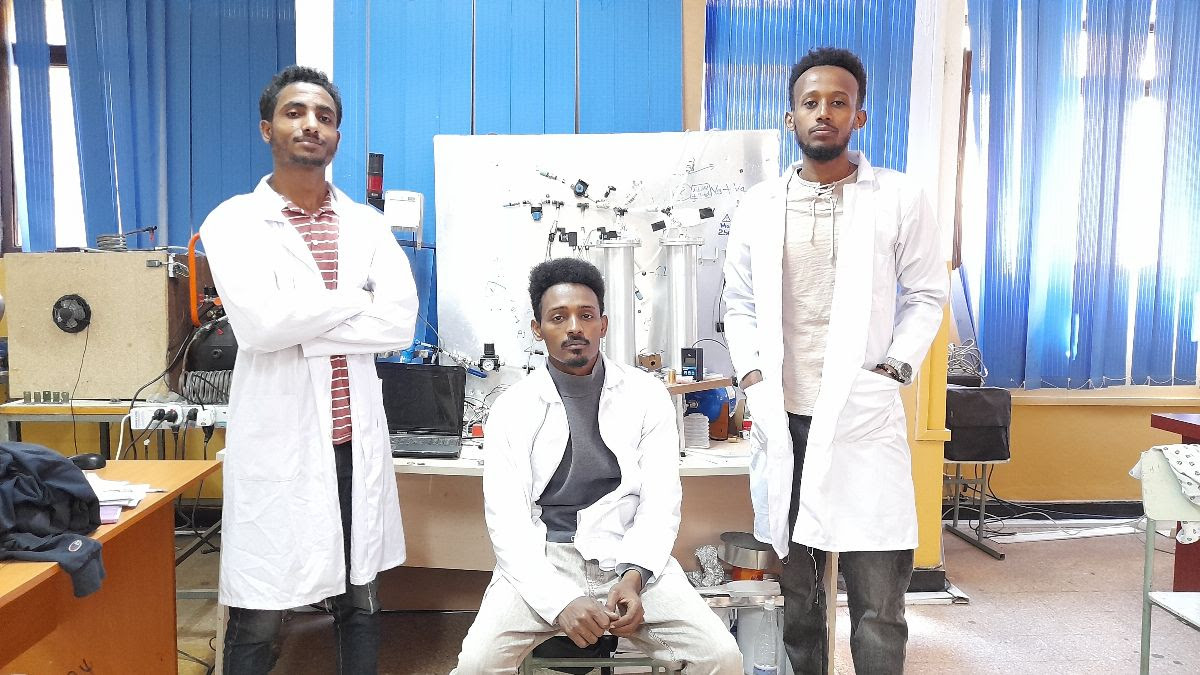 Ethiopia's Minister of Education Minister and the President of Bahir Dar University pay a visit to the OVSI team. The OVSI program and test rig were put up while guests were treated to a practical demonstration of oxygen production.