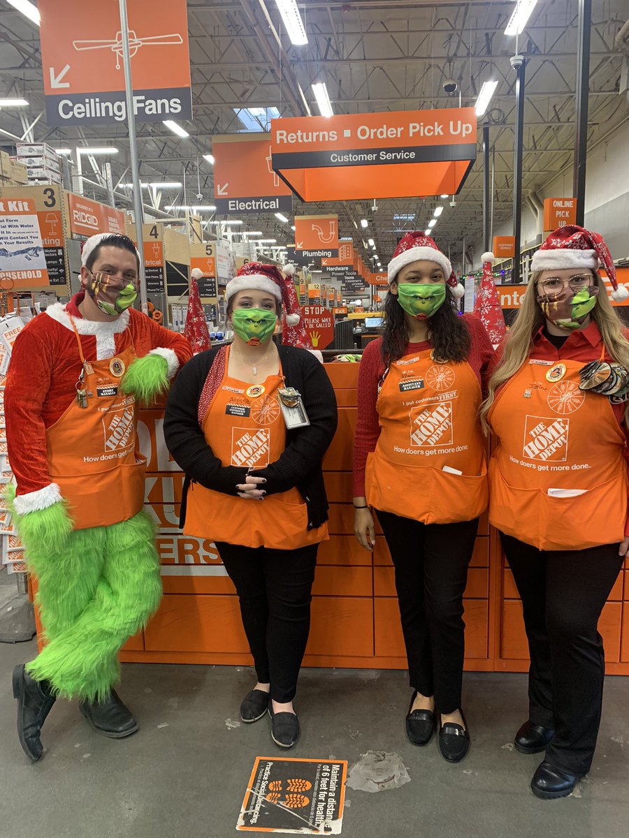 KhamiParrish's tweet photo. Thank you @donnathdpacC for coming to visit us at store 1086! We had a lot of fun today! Great job to my work family for an outstanding walk! So proud and thankful to be apart of this team 🤩 #grinchmas @JRuhga @lyssaaah14 @Alfred_Molina_ @dorisfolkes @LKnappD327 @MCortezTHD327 https://t.co/5pmGEjCh1P