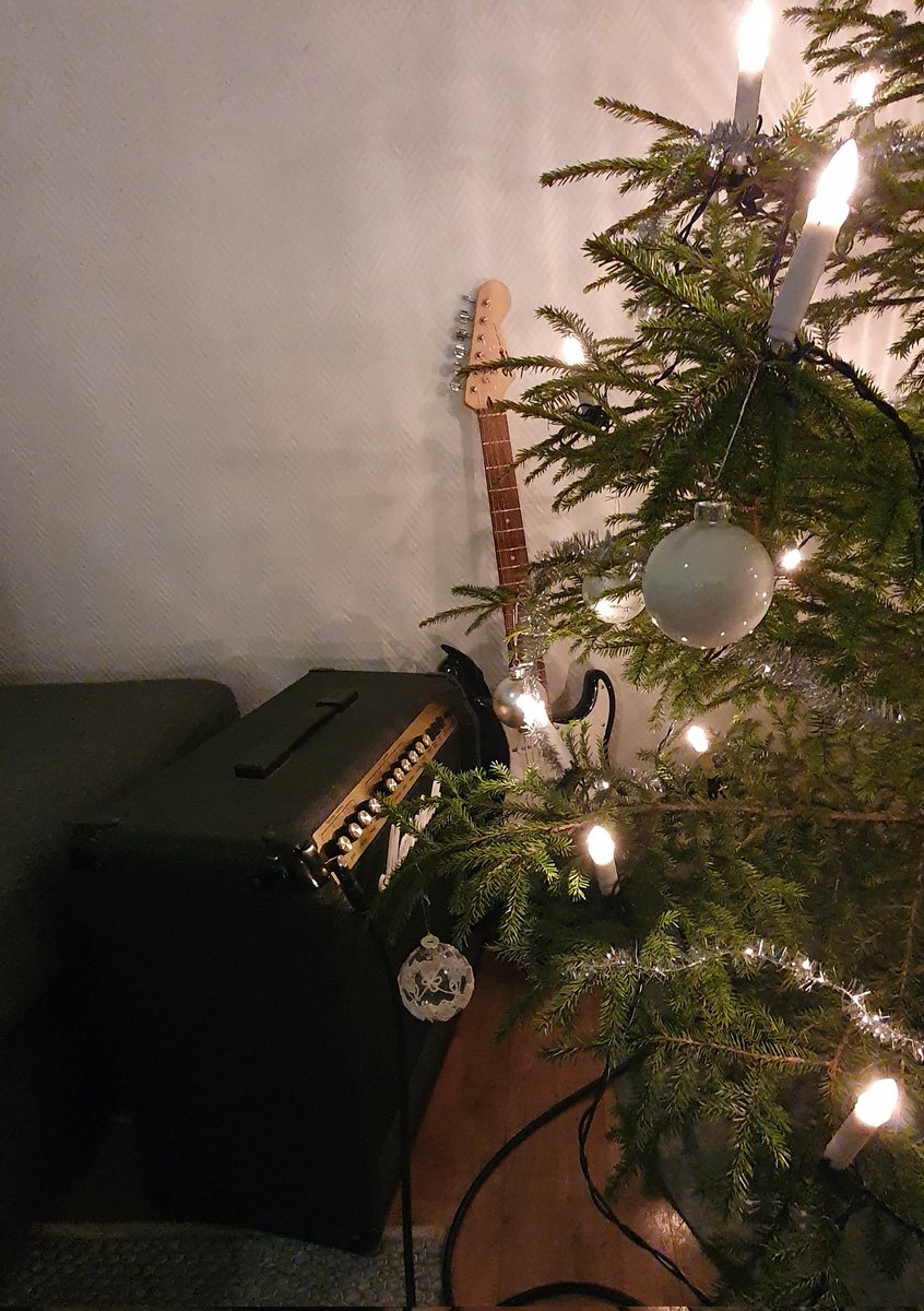 Granen får samsas om utrymmet med ungarnas prylar ❤ Älskar't