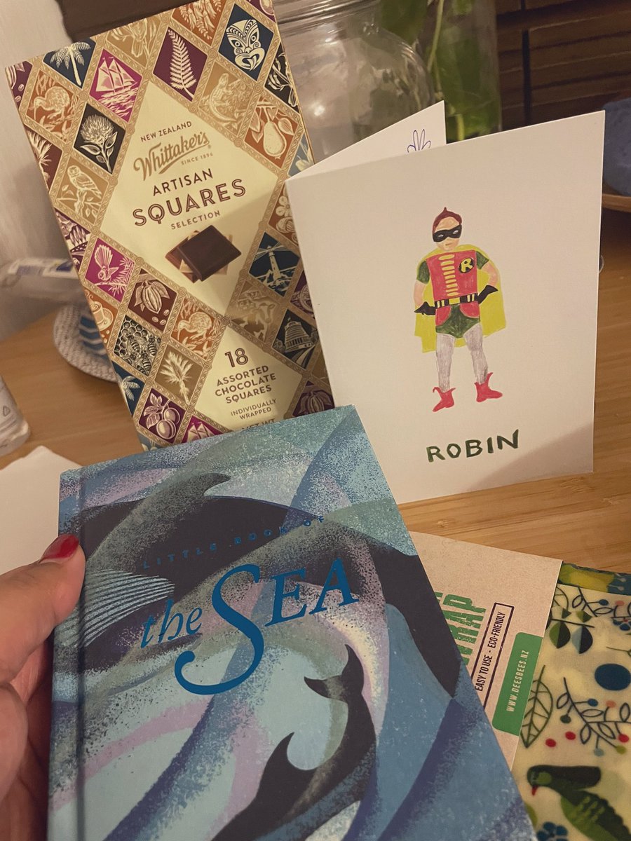 hanna_fale's tweet photo. So my lovely fam elves had my gift sent to me. Absolutely love it all from the card to the goodies! Thank you sooo much xx 🥰🎄 #SecretSantaNZ2021 https://t.co/m7lD3hX9NS