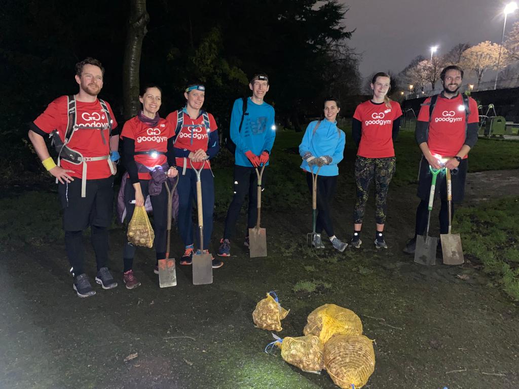 This is a first for us! Amazing night planters with their headlamps! Thank you <a href="/GoodGymHounslow/">GoodGymHounslow</a> for getting more bulbs in the ground tonight. Looking forward to seeing a sea of daffodils, tulips and hyacinths in the spring, kindly donated by @taylorsbulbs and <a href="/MPGALondon/">MPGA</a> 🌾🥀🌷