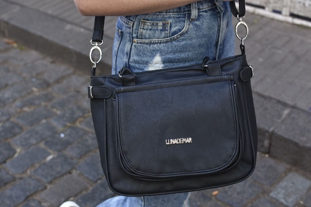 SomosLunaAr's tweet photo. ¿Sos de usar bandoleras? Volvieron y son un must en esta temporada.

⭐️Este modelo cuenta con un bolsillo con cierre en su parte posterior y otro en su interior.

⭐️Su correa bandolera puede ser regulada para mayor comodidad.

#bandoleras #morrales #carteras #marroquineria https://t.co/BQu8NO0kF3