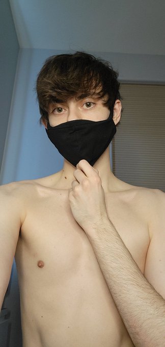 Imagine if i actually took off my mask 👀 https://t.co/ZsWKA0SvJ8