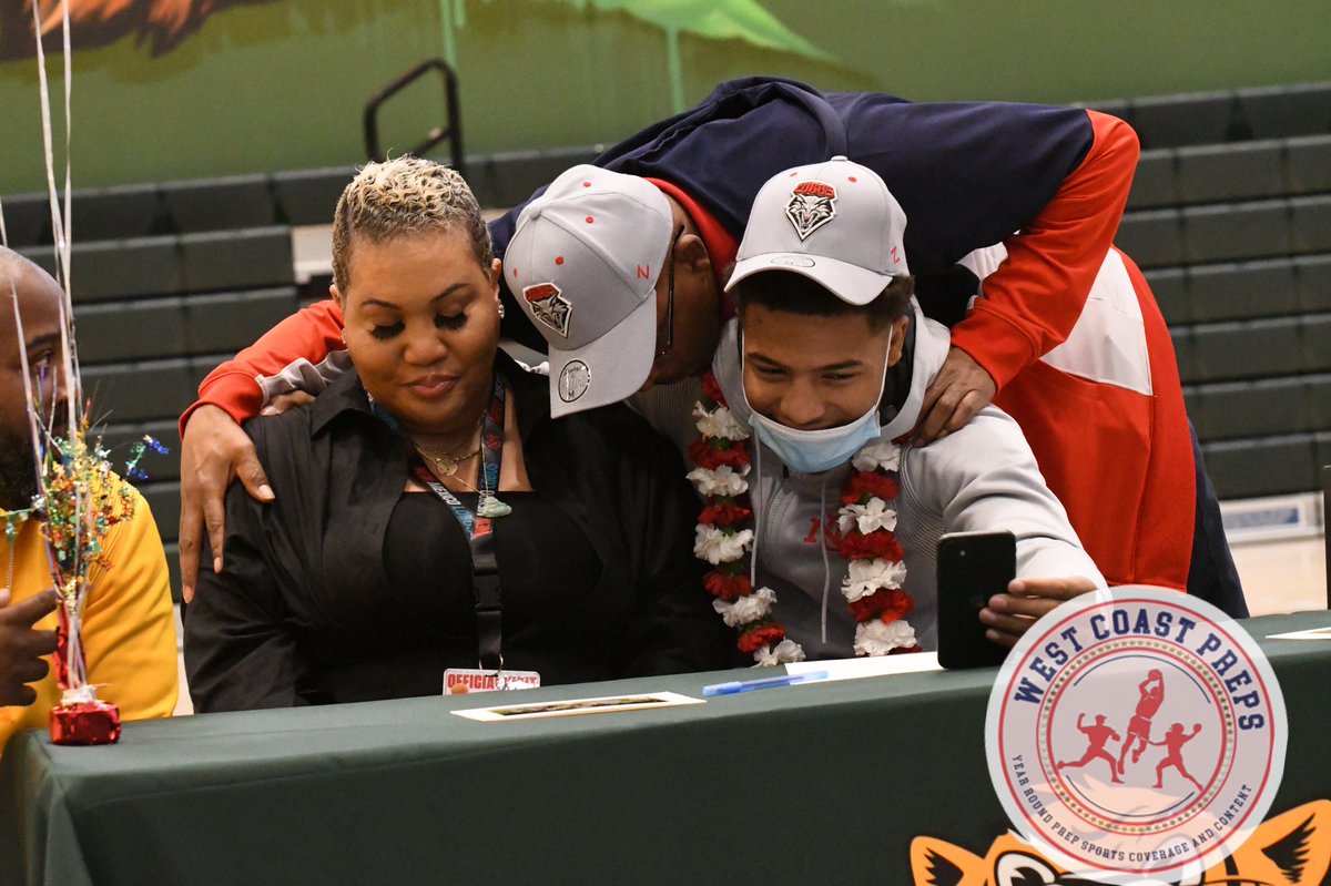westcoastpreps_'s tweet photo. Dreams coming true. 

Fremont-Oakland DB Kalen Woods signs his Letter of Intent with New Mexico | @Woods_Kalen @IAMFitness510 @0nly1rex @underdog_hardy https://t.co/GI2MsvKZQk