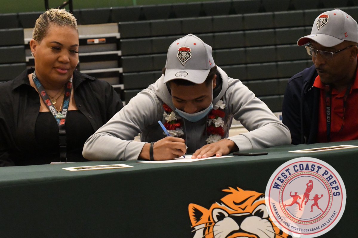 westcoastpreps_'s tweet photo. Dreams coming true. 

Fremont-Oakland DB Kalen Woods signs his Letter of Intent with New Mexico | @Woods_Kalen @IAMFitness510 @0nly1rex @underdog_hardy https://t.co/GI2MsvKZQk