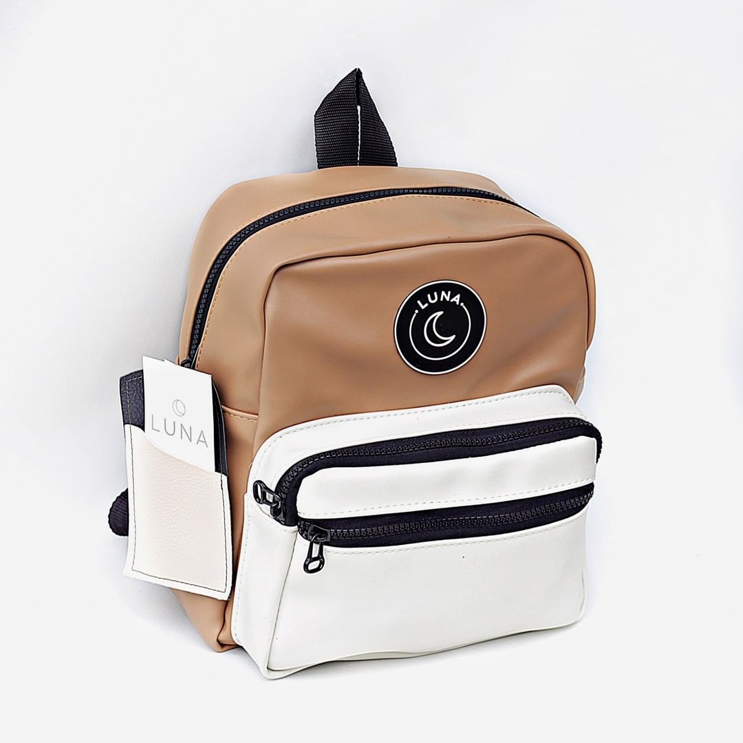 SomosLunaAr's tweet photo. Les dejamos un adelanto de nuestras mochilas que son 🔥

🎒 Prácticas
🎒 Cancheras
🎒 Con muchas divisiones

Ideales para combinar con tu look. Disponible también en blanco y negro.

¿Qué les parecen?

#mochila #backpacks #bags #mochi #mochilascancheras #carteras #vacaciones2021 https://t.co/vIuW6PgH1Z