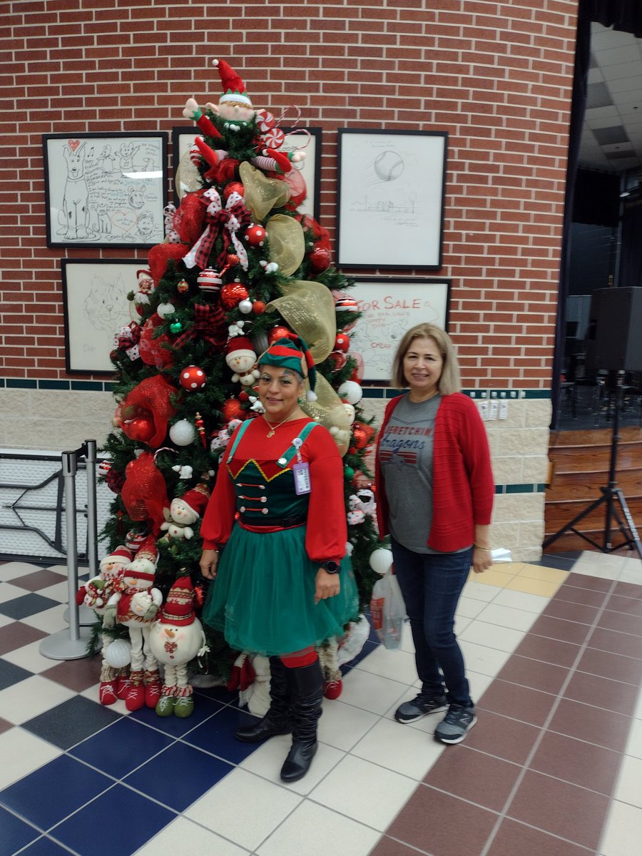 TParra_PE's tweet photo. Found an elf driving one of the buses to school today! 🎄 https://t.co/5D1R3YbMO4