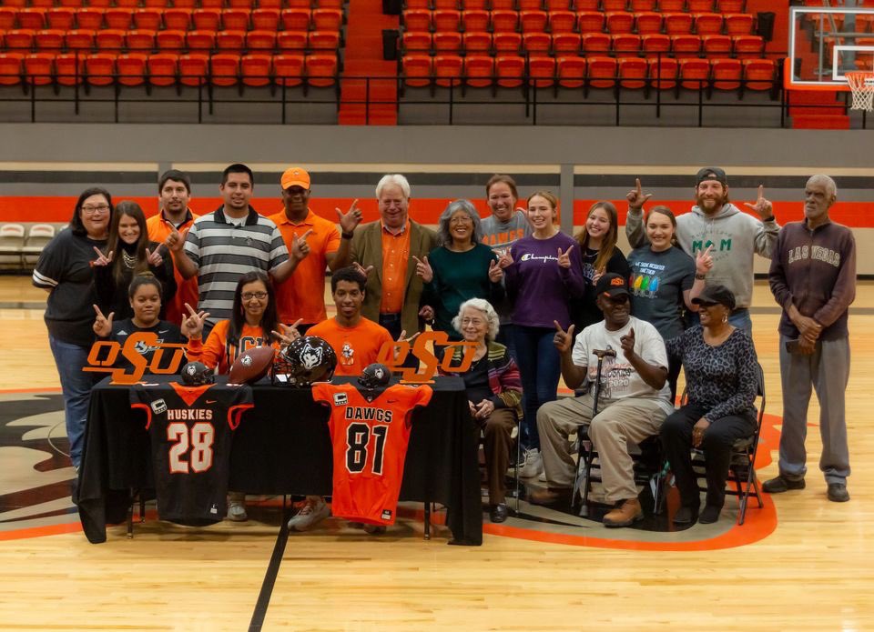 OsageNews's tweet photo. Osage athletes Mason Gilkey and Jack long both signed letters of intent to play college football on Dec. 15, 2021. Gilkey has signed on to play football at Oklahoma State University and Long has signed on to play football at Tennessee Tech. 
All photos by CODY HAMMER/Osage News https://t.co/VWoRB49FbF