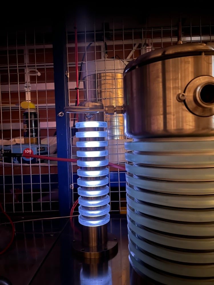 SSesselmann's tweet photo. Spectacular failure at only 12,000 volts, I was hoping for 50 kV, anyways looks cool 🤣
#fusion #physics #plasma #fusor https://t.co/FHvF8XyzaR