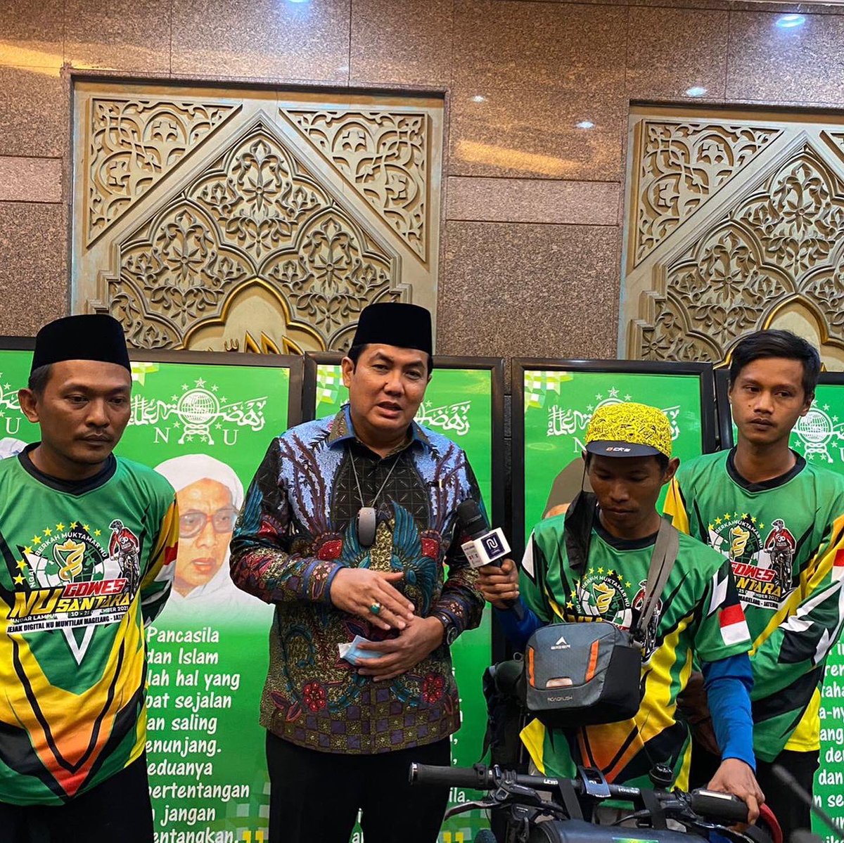 nuchannels's tweet photo. Bertajuk Gowes Nusantara, Irfan Rohmatulloh, Lukman Fattahilah dan Vatta Adhi rela melakukan perjalanan dengan mengayuh sepeda dari Magelang menuju lokasi Muktamar NU di Lampung dengan jarak tempuh kurang lebih 1.150 Km. https://t.co/MxGNYrF4L2
