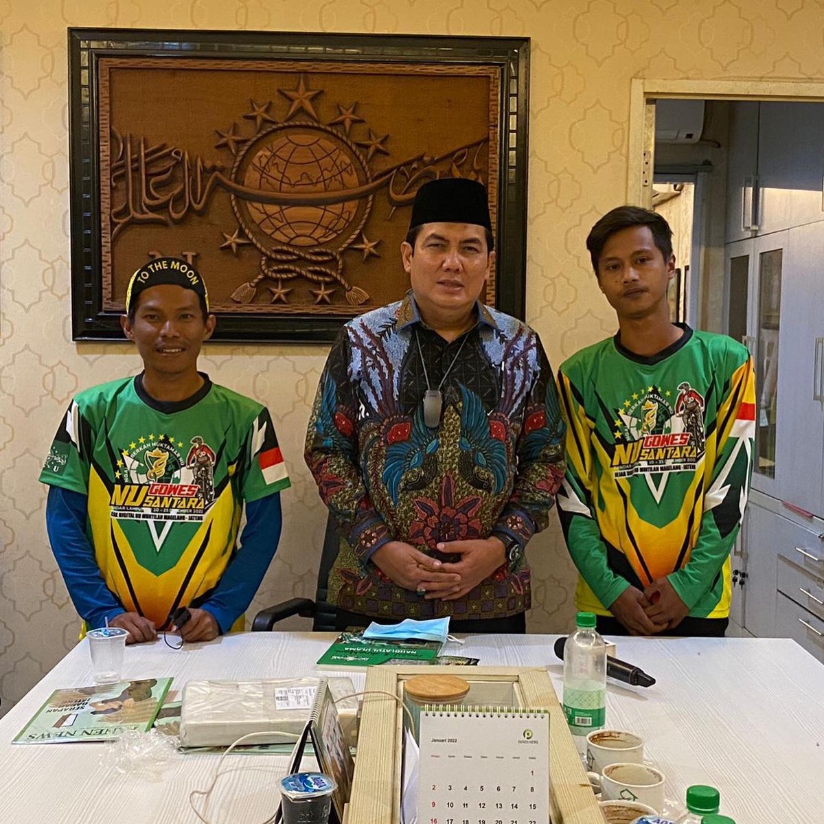 nuchannels's tweet photo. Bertajuk Gowes Nusantara, Irfan Rohmatulloh, Lukman Fattahilah dan Vatta Adhi rela melakukan perjalanan dengan mengayuh sepeda dari Magelang menuju lokasi Muktamar NU di Lampung dengan jarak tempuh kurang lebih 1.150 Km. https://t.co/MxGNYrF4L2