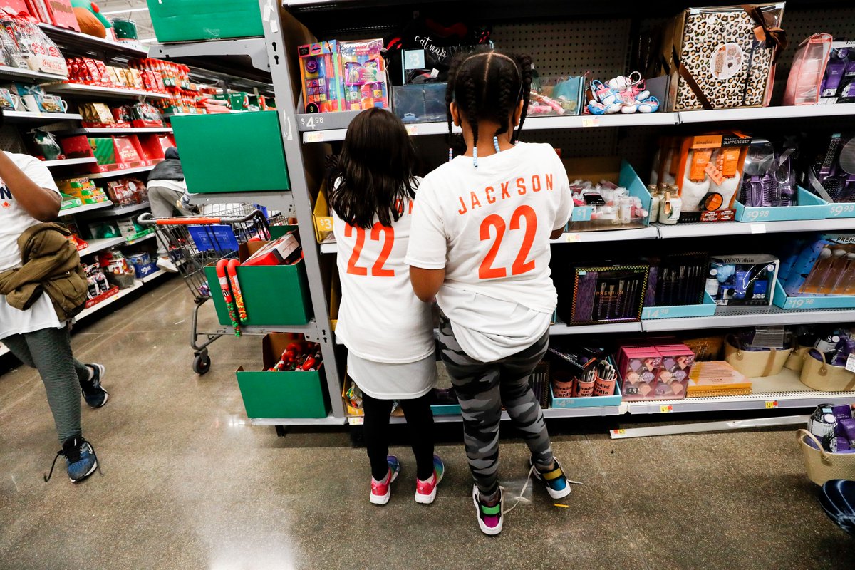BroncosOffField's tweet photo. 'Tis the season to #BeAChampion✨

The @KJ25_Foundation hosted 50 @BGCMetroDenver kids last night for @ReemBoi25's annual "Shop with a Jock" event to celebrate the holiday season ❄️

📸 » https://t.co/OXX7cSWaru https://t.co/1SVZheIa85