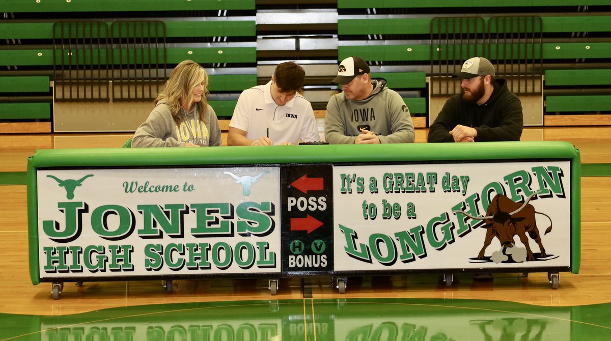CarsonMay_3's tweet photo. Official! Been working my whole life for this moment and these are the people that have been there for me everyday. Can’t wait to get to work!💛@HawkeyeFootball https://t.co/SAzr6qZVE9