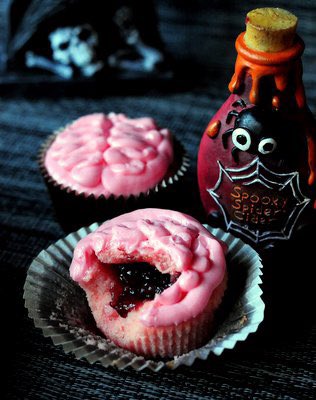 BLOODY BRAIN Cupcakes via Baking Bites
#NationalCupcakeDay 
#GhastlyGastronomy 

bakingbites.com/2013/10/bloody…