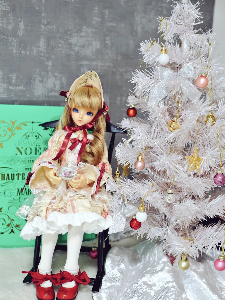 mobula_v's tweet photo. クリスマス!準備中を優雅に眺める露草さん(*´Д`)
可愛いドレスはえうろぱさん(@europa_johnny)、素晴らしバランスのロッキングチェアはもっちんさんの!(@boxdoll_6)
#えうろぱ服 #boxdoll6 https://t.co/LR2TUW4vWd