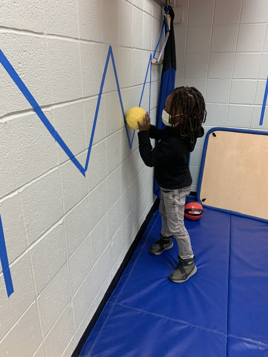 ChelseaOT17's tweet photo. #joyfullyengaged and working hard during #OT this week ! 🙌🏻 #”thisismyfavoriteroominthewholeschool!” @SchlegelRoadES https://t.co/wbYlz15S5B