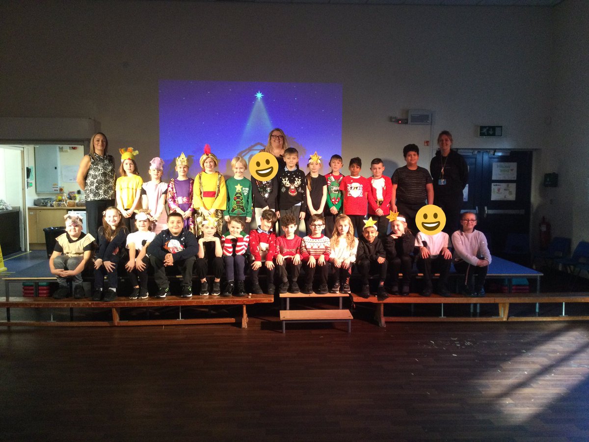 LSTMrsVose's tweet photo. Class 10 would like to wish everyone a very merry Christmas 🎄🎅🏼🎁 https://t.co/Nz6hqTwtas
