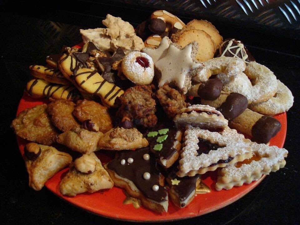 FakeLibStats's tweet photo. The "Librarian Diet" is eating only one holiday treat each time you pass the break room https://t.co/mtcEJnyLhe