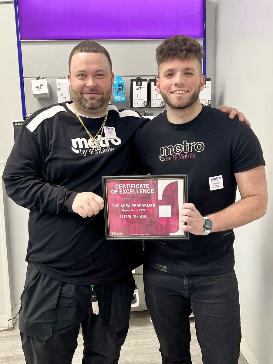 RachelPalcic's tweet photo. 👀 Look who came to town👀…. Nope, not 🎅….it’s @WinstonAwadzi along with @cprowsemetro!!               My favorite part is awarding Top talent!  💜Appreciate the visit to the Dayton Market! 💜 @SteveGerevas @thayesnet https://t.co/luv7C42z5K