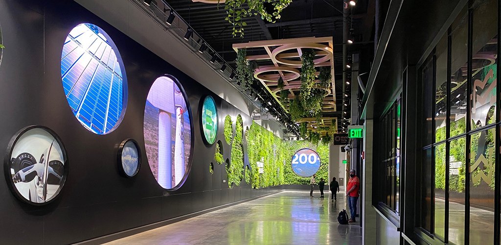 Idibri's tweet photo. Have you seen inside the new Climate Pledge Arena? It's an incredible game day and concert experience, and there is enough video canvas integrated into the architecture that the whole arena can change with the event. https://t.co/EJVxVAlYEc https://t.co/c1I4H3vIag