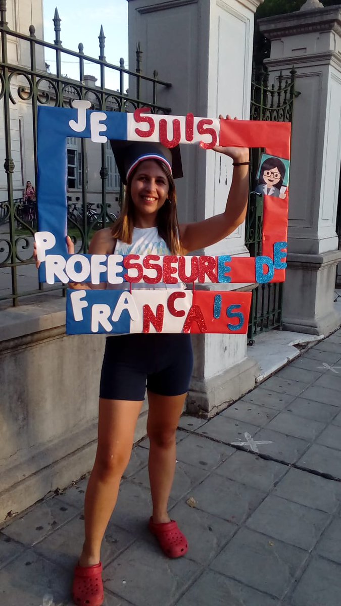 milumsolis's tweet photo. Acá también, por supuesto. SOY PROFEEEEEE 🇨🇵🎓❤️ https://t.co/6ET6RoJwMw