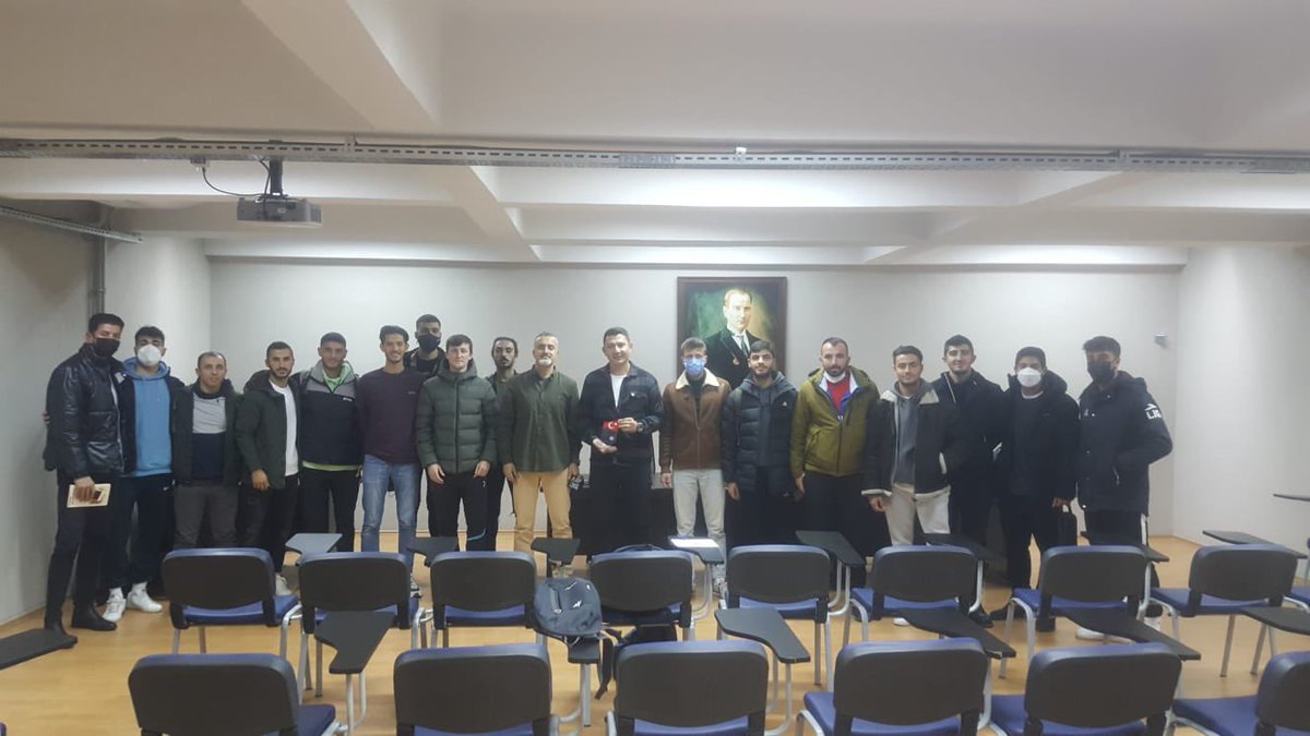 Bugün Ege üniversitesi spor bilimleri fakültesi öğrencileriyle buluştuk. Kariyer söyleşileri kapsamında verimli bir sohbet olduğunu umuyorum. Katılım gösteren bütün öğrencilere teşekkür ederim. Faik Vural ve Melih Balyan hocalarıma da davetleri için ayrıca teşekkür ederim.