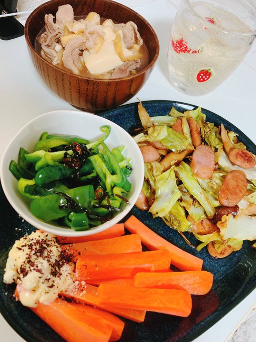 これは忘年会のために作ったおつまみ(ごはん)

左上肉どうふ、右上梅酒ソーダ、真ん中ピーチン、右エリンギウインナーキャベツをバター醤油にんにくで炒めたやつ、左下にんじん(粉チーズとゆかりさんをかけたマヨネーズ添え) 