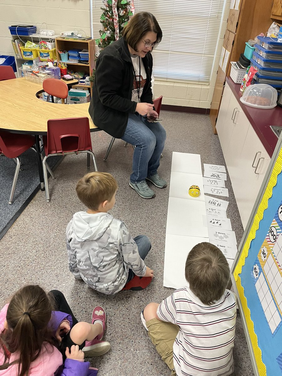 jillTrogers's tweet image. These kindergarteners pair programmed @BeebotCo to retell the counting Christmas ornaments in order from the book Merry Christmas, Mouse!  By @LauraNumeroff  They learned how to think like an obedient machine.  @MCSDigital @WestmooreK8 #HourofCode2021 #CSEverywere