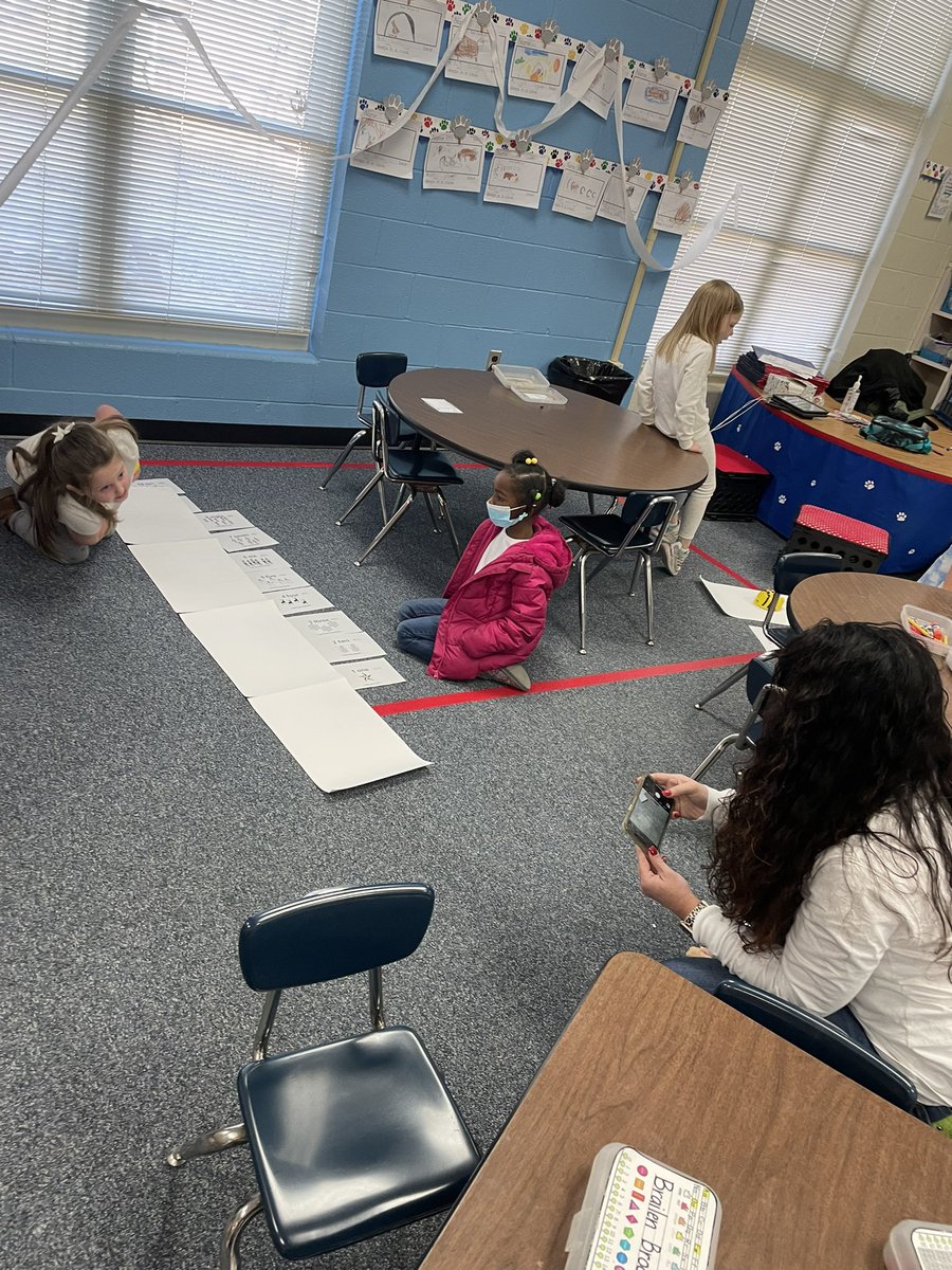 jillTrogers's tweet image. These kindergarteners pair programmed @BeebotCo to retell the counting Christmas ornaments in order from the book Merry Christmas, Mouse!  By @LauraNumeroff  They learned how to think like an obedient machine.  @MCSDigital @WestmooreK8 #HourofCode2021 #CSEverywere