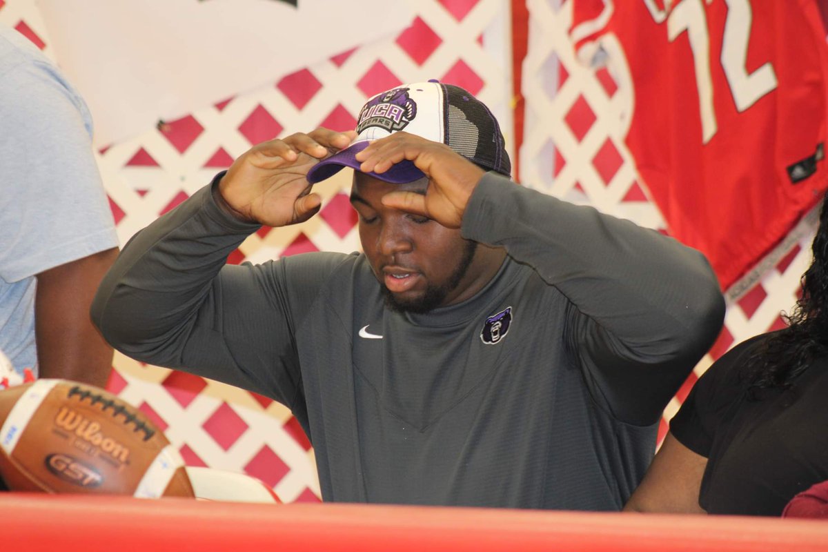 MichaelHanich's tweet photo. @markwelch72 is officially a Central Arkansas Bear!
#CamdenPreps 

@UCA_Football @CoachGBoykin https://t.co/NnyteD7PUl