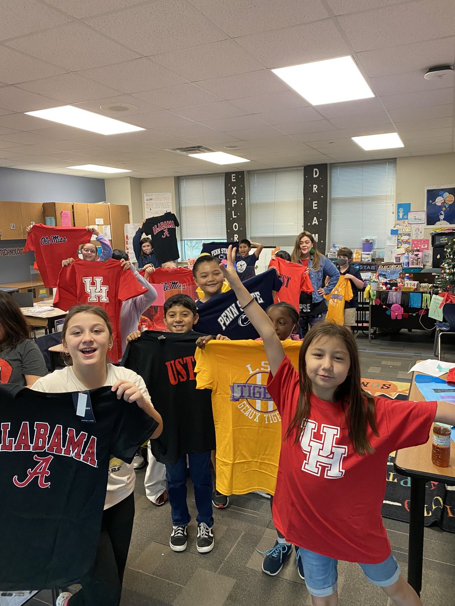 PSE proud of Mrs. Gonzalez today for providing college t-shirts for both classes in fourth!
The children will research their universities and share with their class! T-2-4 at its finest!❤️