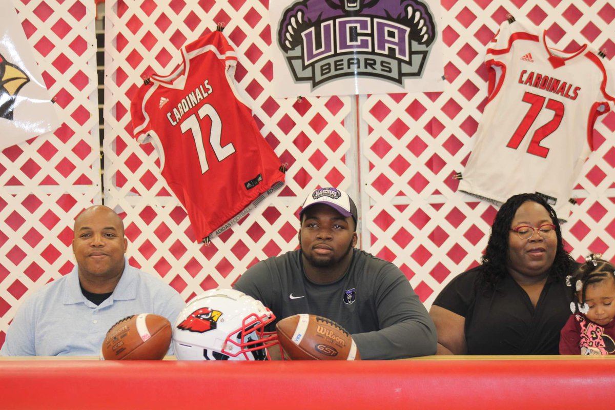 MichaelHanich's tweet photo. @markwelch72 is officially a Central Arkansas Bear!
#CamdenPreps 

@UCA_Football @CoachGBoykin https://t.co/NnyteD7PUl