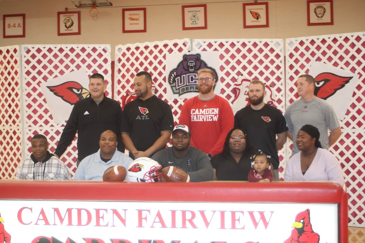 MichaelHanich's tweet photo. @markwelch72 is officially a Central Arkansas Bear!
#CamdenPreps 

@UCA_Football @CoachGBoykin https://t.co/NnyteD7PUl