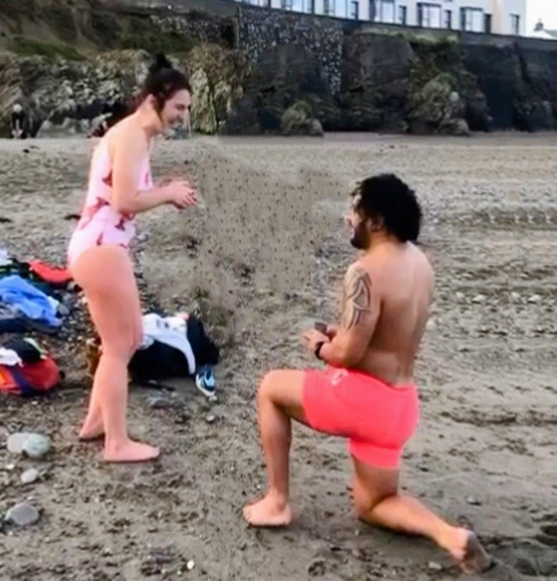 GreystonesRFC's tweet photo. 👀Look who propped themselves on one knee and popped the question! Heartiest of congratulations to ivalevos and shmaeve from all at Greystones RFC - truly lovely news💍 💚
#engaged #shesaidyes #twolessfishinthesea #vitaminsea https://t.co/lNAFXmgX6K