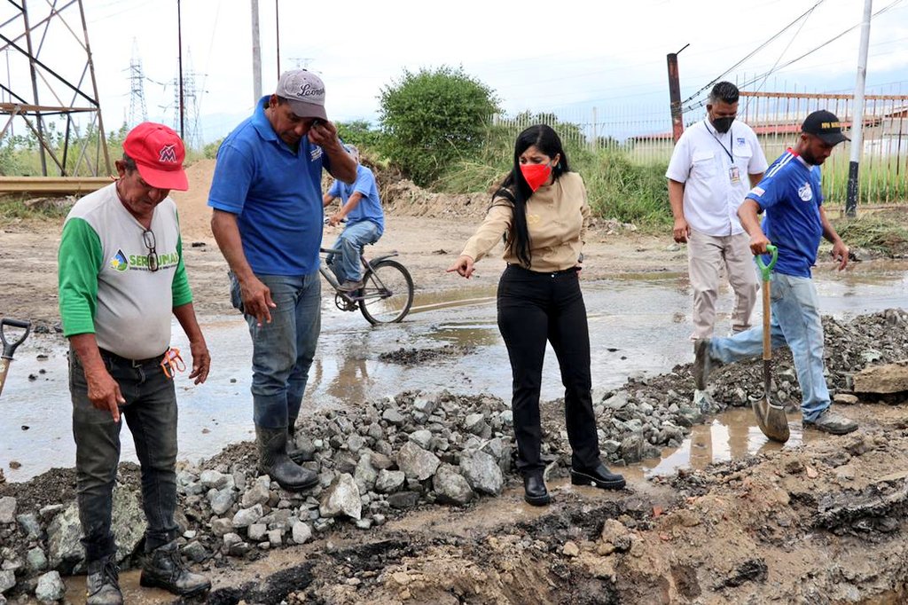 johanitakenpo's tweet photo. #15Dic Son 40 metros de colector los que estamos sustituyendo en esta importante arteria vial que comunica al municipio Francisco Linares Alcántara con Santiago Mariño. Agradezco a @Hidrocentro2011 y @PDVSA por sumarse en esta gran labor #22AñosConstituciónBolivariana https://t.co/QoWB0eWIy2