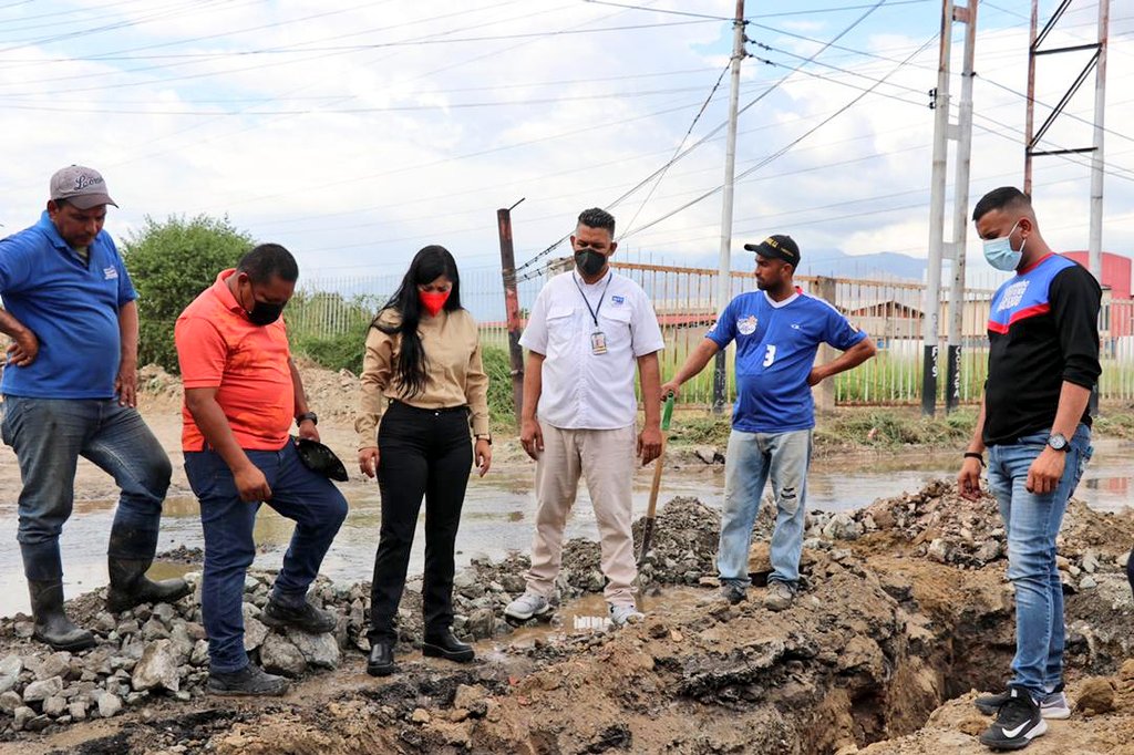 johanitakenpo's tweet photo. #15Dic Son 40 metros de colector los que estamos sustituyendo en esta importante arteria vial que comunica al municipio Francisco Linares Alcántara con Santiago Mariño. Agradezco a @Hidrocentro2011 y @PDVSA por sumarse en esta gran labor #22AñosConstituciónBolivariana https://t.co/QoWB0eWIy2