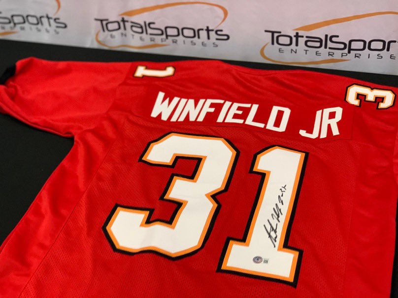 DraftDiamonds's tweet photo. We’re giving away this Antoine Winfield Jr autographed jersey!

To enter-
Retweet this tweet
Follow @TSETampaBay
Follow @DraftDiamonds 

We’ll pick a winner on Saturday, 12/18!

Good luck! https://t.co/GMXLQrgaMo