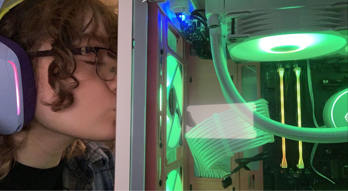 pepperonitea's tweet image. lol this is super late but THANK YOU SO MUCH @WhiteBoxBuilds for the beautiful computer!!! i’ve been on it all day every day since it showed up! so so grateful for everything you did to help me out, you’re the best!!! 🤩❤️