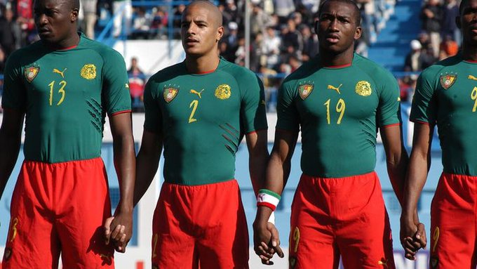 Lors de la CAN 2004, le Cameroun joue toute la compétition avec une combinaison short-maillot d’une seule pièce. La FIFA interdit ce maillot et sanctionne le Cameroun de six points de pénalité pour les éliminatoires de la Coupe du monde 2006. Une sanction finalement levée.