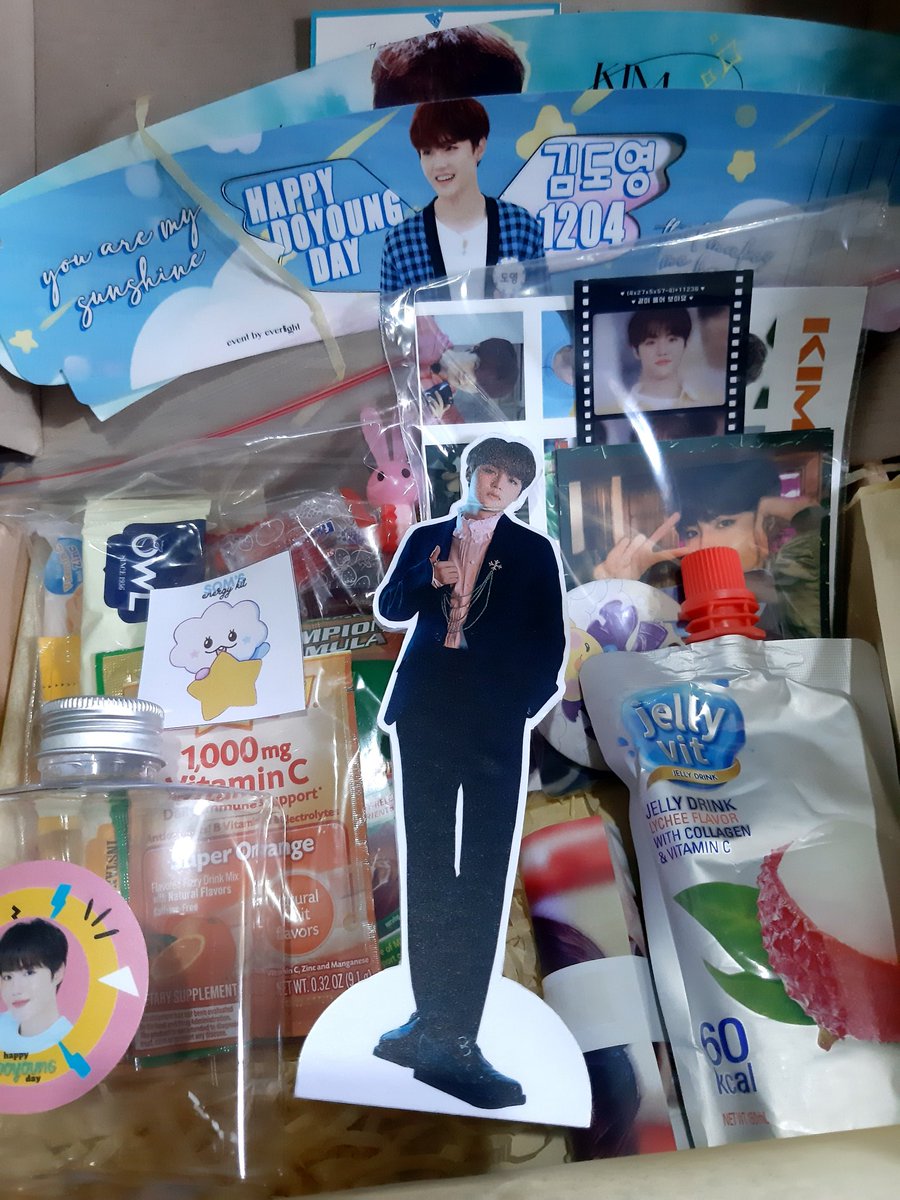 cheezycheez1's tweet photo. Received my Doyoung CSE Kit yesterday! Daming inclusions! Nakakatuwa yung snacks! Complete with Vit C pa. 
Thank you @everlight0807 https://t.co/7yM2GFAYA3