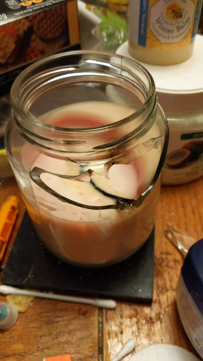 SyddBir's tweet photo. My candle exploded next to me 10min after lighting. I'm devastated https://t.co/Jqezmh6MPi