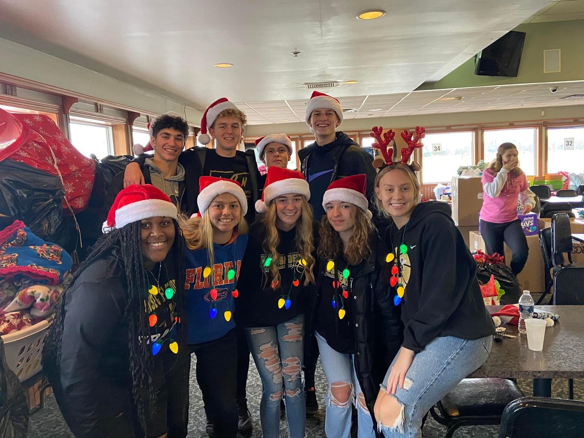 LCN 🏀🖤💛giving back to the community for the holidays #thereasonfortheseason❤️💚🎄🎁 <a href="/LCN_Crusaders/">LCN Athletics</a> <a href="/LCNGBB/">LCNGBB</a> <a href="/LCNbasketball/">LCN Hoops</a> <a href="/liv_chadwick/">Liv Chadwick</a> <a href="/allwazahuron91/">BT Chadwick</a>