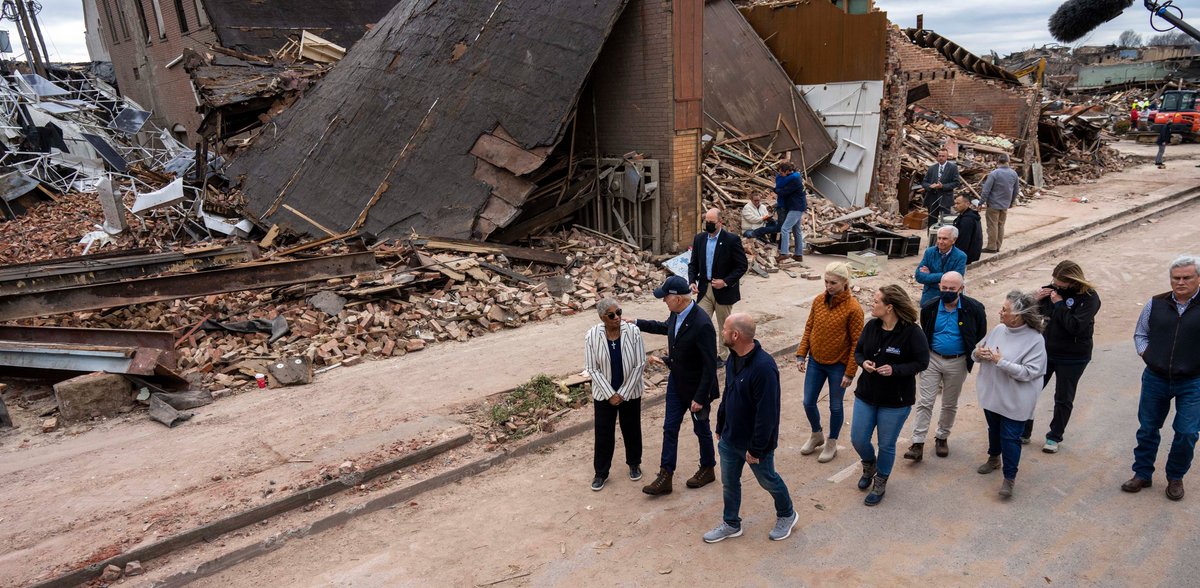 dougmillsnyt's tweet image. .@POTUS with local officials he tours tornado damage in Mayfield, Kentucky.