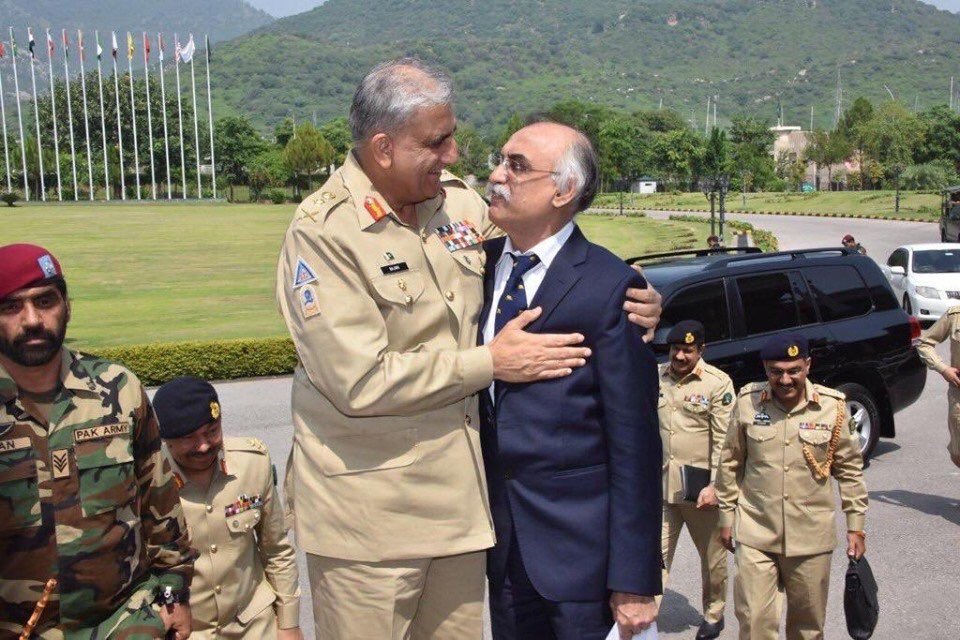 TheMuhandiss's tweet photo. باجوہ صاب کی بانہوں میں جو شبر زیدی صاب ہیں آج انہوں نے تسلیم کر لیا ہے پاکستان دیوالیہ ہو چکا ہے اور عوام کو اس حوالے سے مزید گمراہ نہیں کرنا چاہیے-

اب شکریہ کس کا ادا کرنا ہے آپ سب جانتے ہیں https://t.co/WD2KeEkaOl