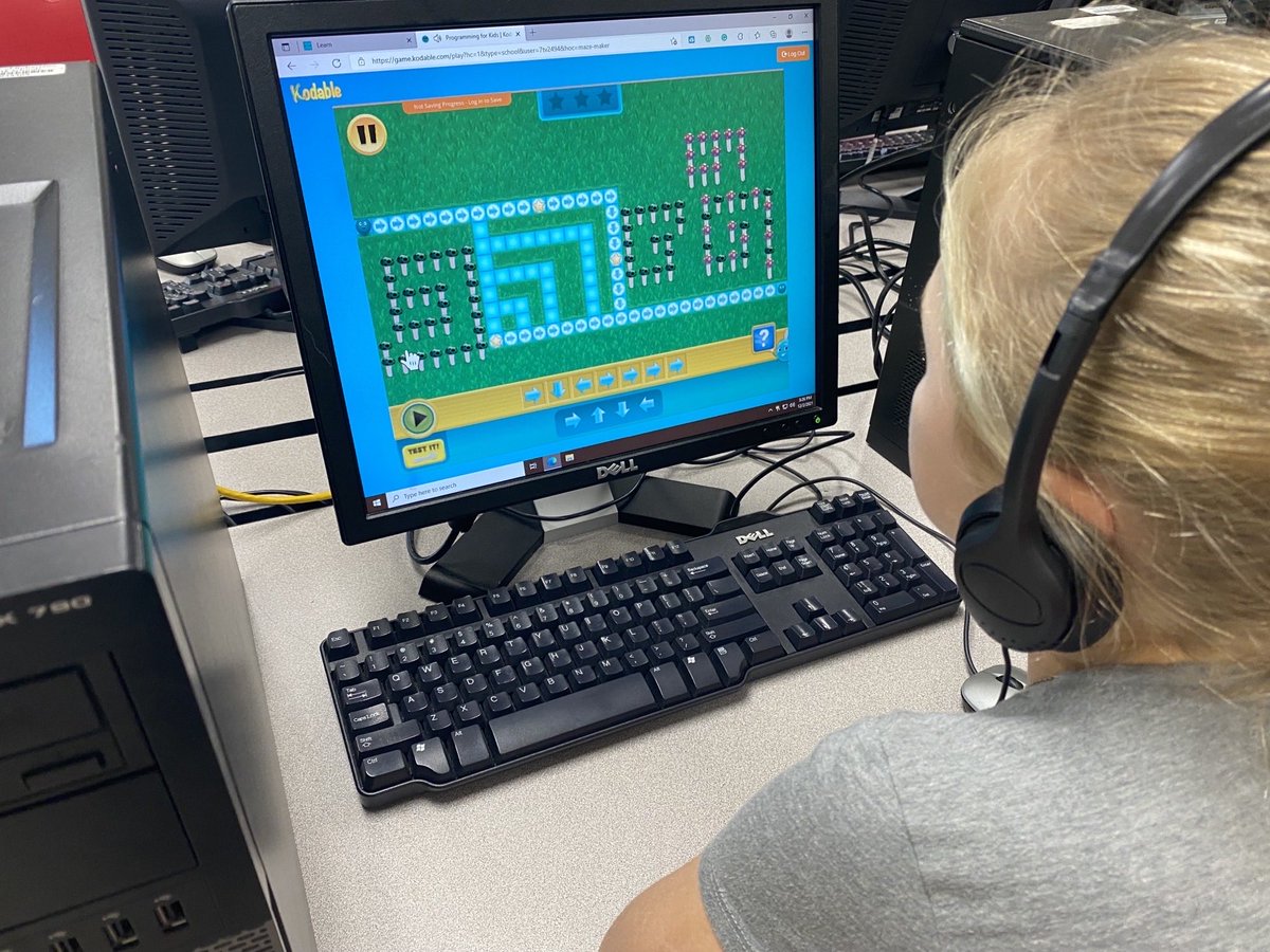 NipperCourtney's tweet photo. Ms. Suter’s after school group at JBES using ⁦@kodable⁩ during the #HourofCode. #WeAreRCSTN https://t.co/eQqkar8BGh