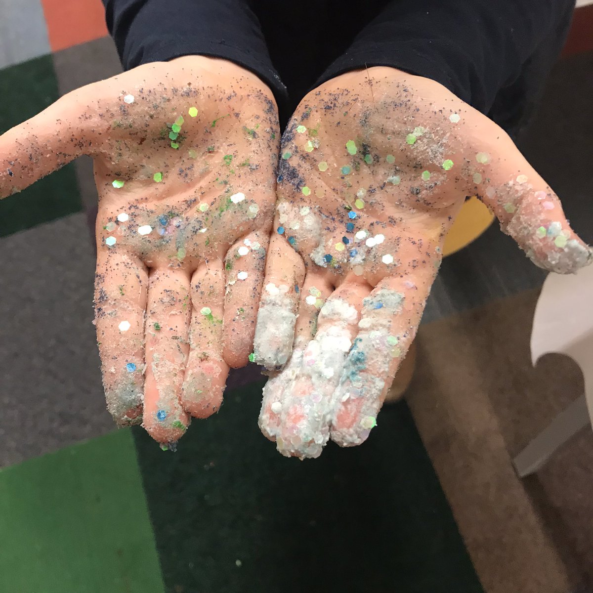 crea7bea's tweet photo. Heerlijke kliederles met de kindergroep! Tekenen met zand en glitter. Het was weer gezellig. Ik hoorde dat veel van ze volgende week extra gaan genieten van opa &amp; oma. Waarschijnlijk zonder glitter ;) #kinderatelier #kunst #onderzoek #creatie https://t.co/hyw1rljgbV