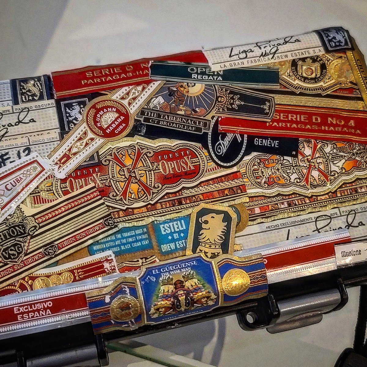 Finally did something with my cigar bands. Decked out the travel case 🤙 <a href="/Mr24705988/">優生学👁駿河湾 ワンヘルス</a>
<a href="/erickmichaus/">E. Michaus</a> <a href="/JARMHABANO/">Jorge Luis</a> @CigarChairman <a href="/CalvinThomps99/">Calvin Thompson</a> <a href="/Mike_W_Simpson/">The Mentor</a> <a href="/JeffBOTL/">JeffBOTL</a> <a href="/joelmeche/">Joel M</a> <a href="/BHJFamily/">BHJ Family</a> <a href="/De_Ang_/">Dennis Angle</a> <a href="/ButcherManNate/">Poppa Butcher</a> <a href="/Mike_W_Simpson/">The Mentor</a> #CIGARS #Botl