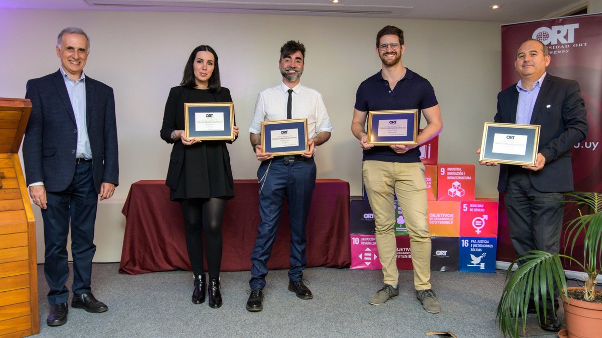 El premio 🏅 a la 𝑰𝒏𝒏𝒐𝒗𝒂𝒄𝒊𝒐́𝒏 𝑬𝒅𝒖𝒄𝒂𝒕𝒊𝒗𝒂 fue para el equipo de 𝗟𝗮 𝗠𝗼𝘀𝘁𝗿𝗮: Fabián Barros, Rubén Rosenzweig, Juan Mazzara y Leticia Almeida.